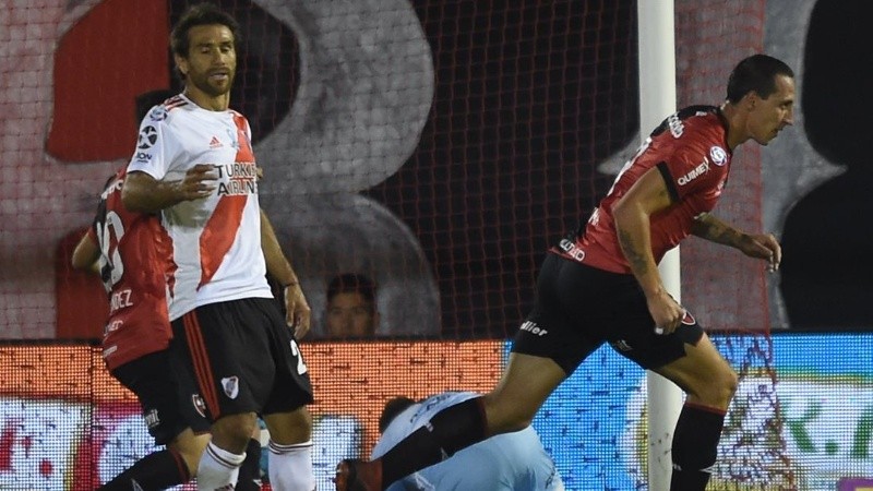 Lema ya marcó el 1 a 0 parcial y corre a festejarlo.