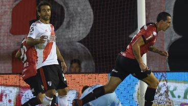 Lema ya marcó el 1 a 0 parcial y corre a festejarlo.