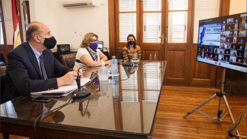 El gobernador Omar Perotti, junto a la ministra de Salud, Sonia Martorano, encabezaron este jueves un nuevo encuentro del Comité de Expertos en Salud provincial.