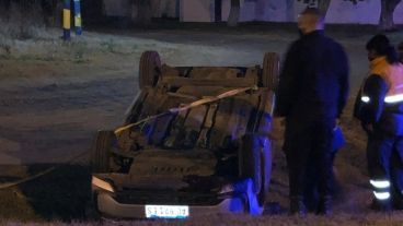 El auto terminó en un zanjón y los vecinos lo dieron vuelta.