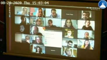 Arriba a la derecha: la imagen que abrió la sesión de este jueves.