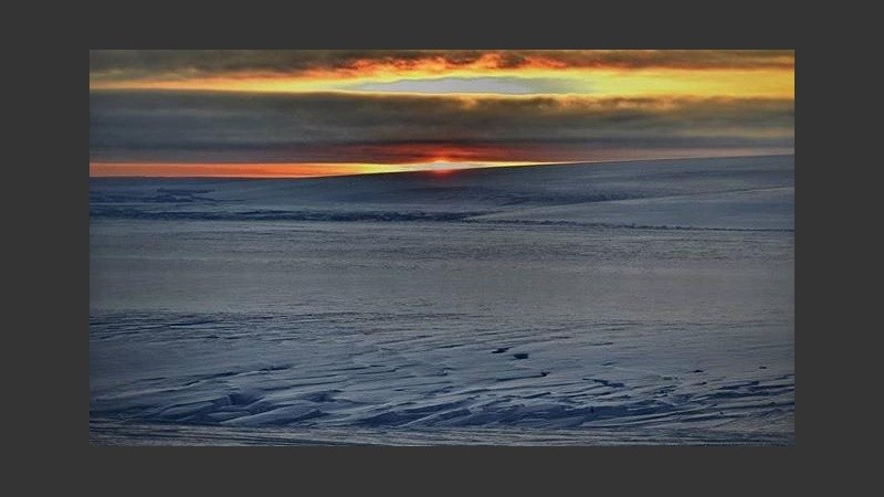 La hermosa imagen del sol sobre el hielo. 