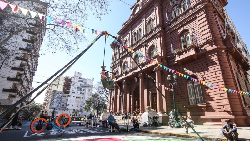 Artistas callejeros de Rosario se manifestaron con una varieté frente a la Municipalidad.