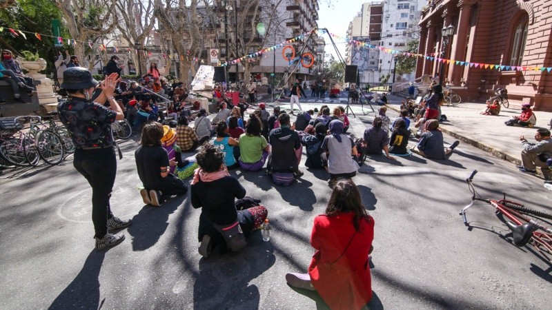 Artistas callejeros de Rosario se manifestaron con una varieté frente a la Municipalidad.
