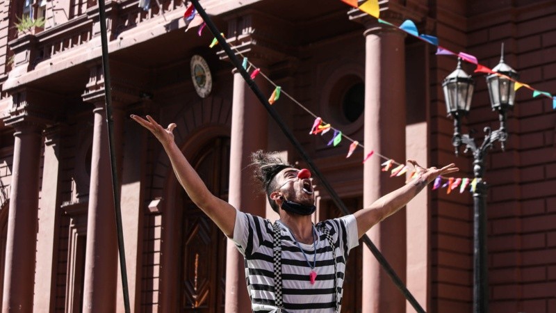 Artistas callejeros de Rosario se manifestaron con una varieté frente a la Municipalidad.