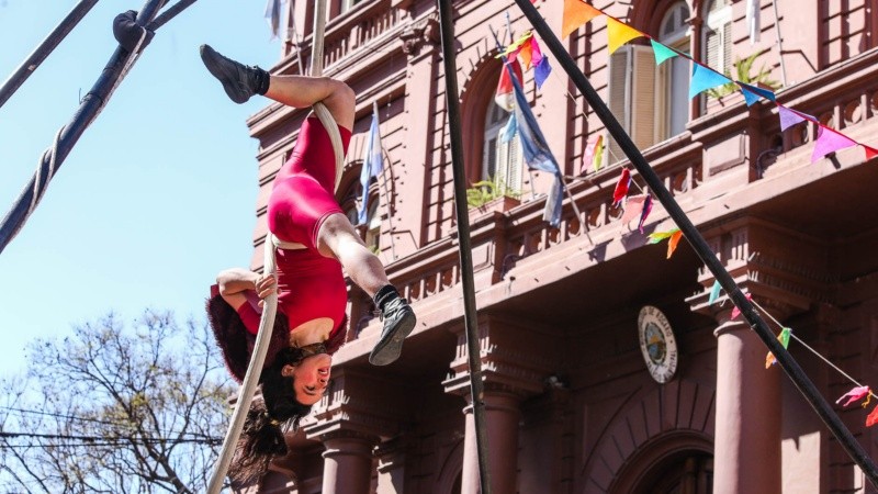 Artistas callejeros de Rosario se manifestaron con una varieté frente a la Municipalidad.