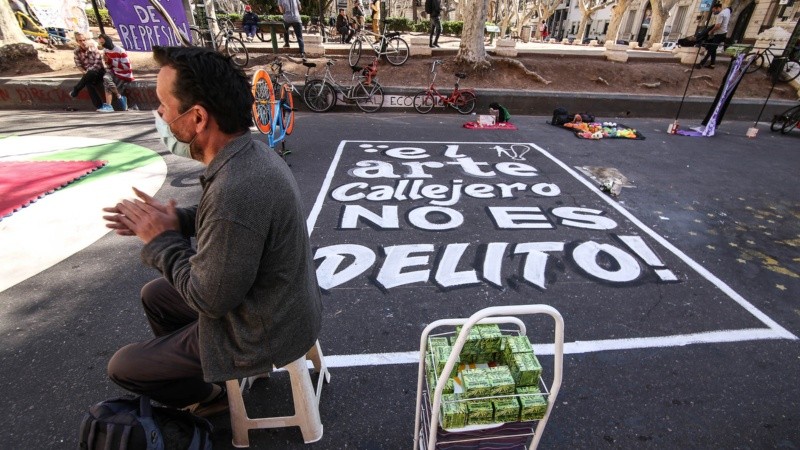 Artistas callejeros de Rosario se manifestaron con una varieté frente a la Municipalidad.
