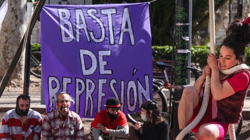 Artistas callejeros de Rosario se manifestaron con una varieté frente a la Municipalidad.