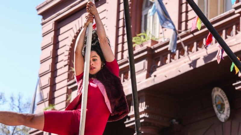 Artistas callejeros de Rosario se manifestaron con una varieté frente a la Municipalidad.