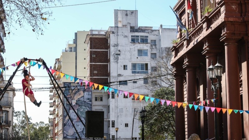 Artistas callejeros de Rosario se manifestaron con una varieté frente a la Municipalidad.