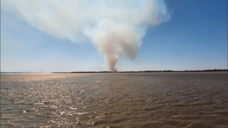 La densa columna de humo de este domingo: una postal tan repetida como preocupante.
