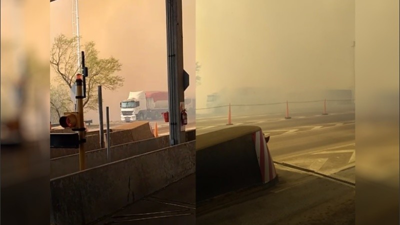 Ahumado y desierto. Así quedó el peaje del puente Rosario-Victoria.