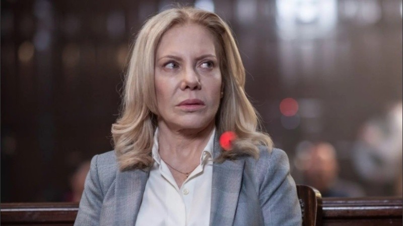 Quien asume en gestos y certezas el hilo narrativo interseccional de las violencias física, sexual, económica y simbólica es Cecilia Roth