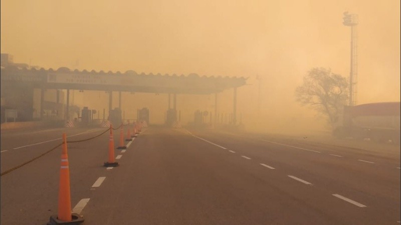 Ahumado y desierto. Así quedó el peaje del puente Rosario-Victoria.