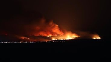 Así se veía uno de los frentes de fuego este domingo a la noche.
