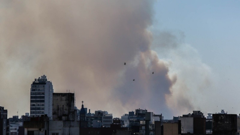 El fuego y el humo ya elevó todos los niveles de hartazgo de los rosarinos. 