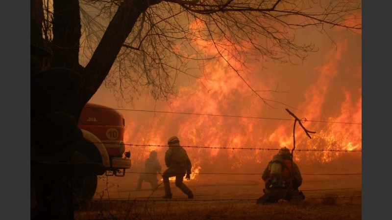 Este domingo, sobre una extensa superficie que cubre los departamentos Punilla e Ischilín -entre Capilla del Monte y Charbonier- 170 bomberos trabajaban para contener las llamas.