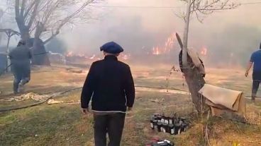 El foco se inició el sábado después del mediodía en la isla que está ubicada al norte del puente Rosario-Victoria