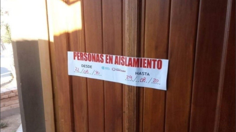 Una faja blanca con letras rojas y la leyenda 