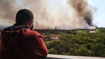 El gran foco que se desató a la vera de la ruta Rosario-Victoria.