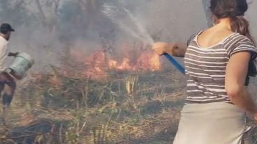 Imagen del combate al fuego de la Multisectorial Humedales.