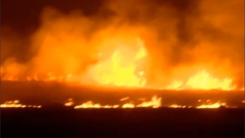 Las llamas impresionantes en la noche de este lunes.