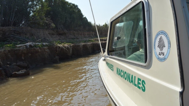 Las lanchas de Parques Nacionales patrullan el humedal al norte de Rosario.