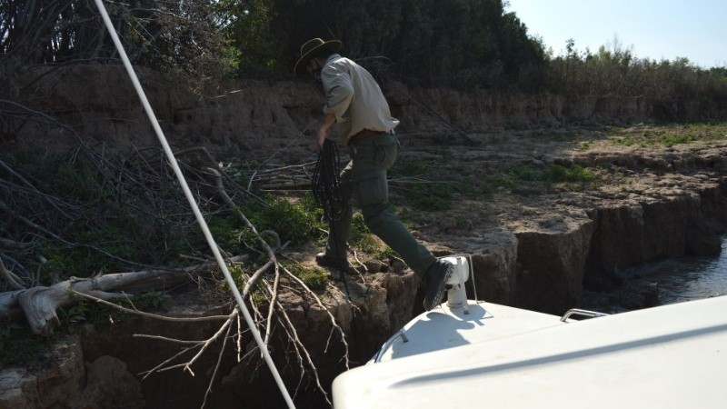 Los agentes de Parques realizan recorridas para detectar incendios en el Delta.