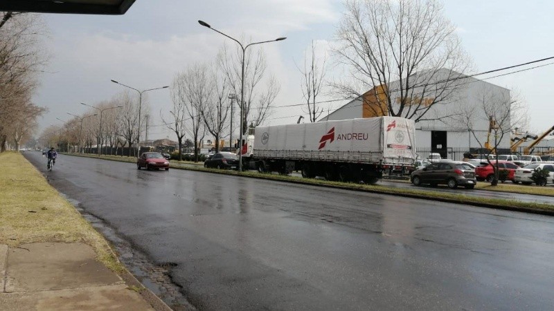 La calzada mojada en la zona oeste de Rosario. 