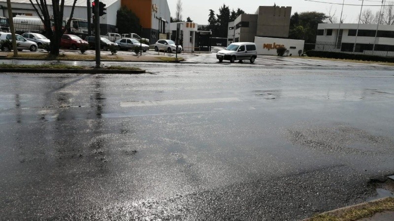 La calzada mojada en la zona oeste de Rosario. 
