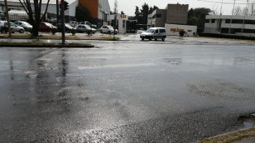 La calzada mojada en la zona oeste de Rosario.