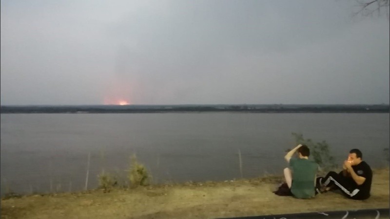 Rosarinos a la espera de la lluvia.