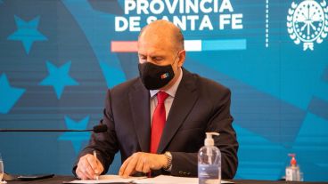 Perotti en la firma del convenio con Kulfas.