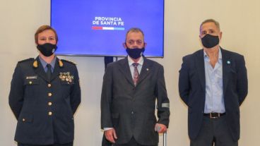 Sarnaglia, en el centro, al lado del ministro Sain.