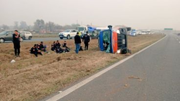 Los efectivos que viajaban en la combi, que volcó.