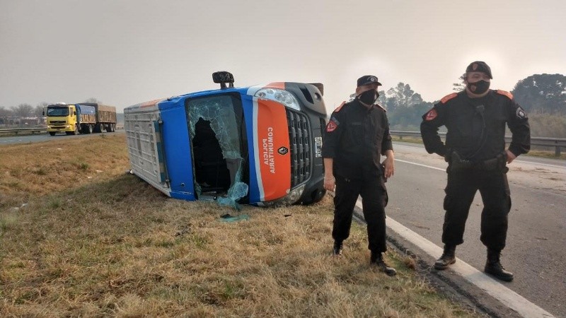 Los efectivos que viajaban en la combi, que volcó. 