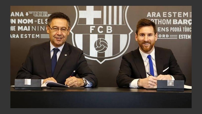 Eran otros tiempos. Bartomeu y Messi sonreían. Hoy por hoy, están distanciados.