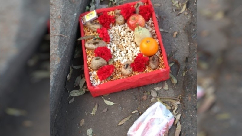 La ofrenda dejada este miércoles en el Monumento. 