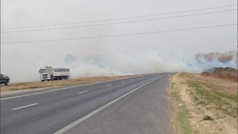 El humo y fuego en la autopista, que fue cortada. 