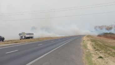 El humo y fuego en la autopista, que fue cortada.