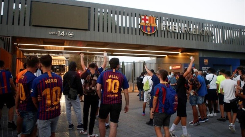 La movilización frente a las puertas del estadio catalán.