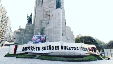 Los leprosos ya instalaron una bandera en el Monumento a la Bandera.