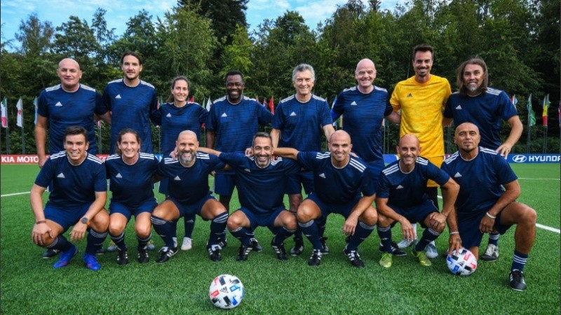 Macri, rodeado de Infantino, Cambiasso y Djorkaeff.