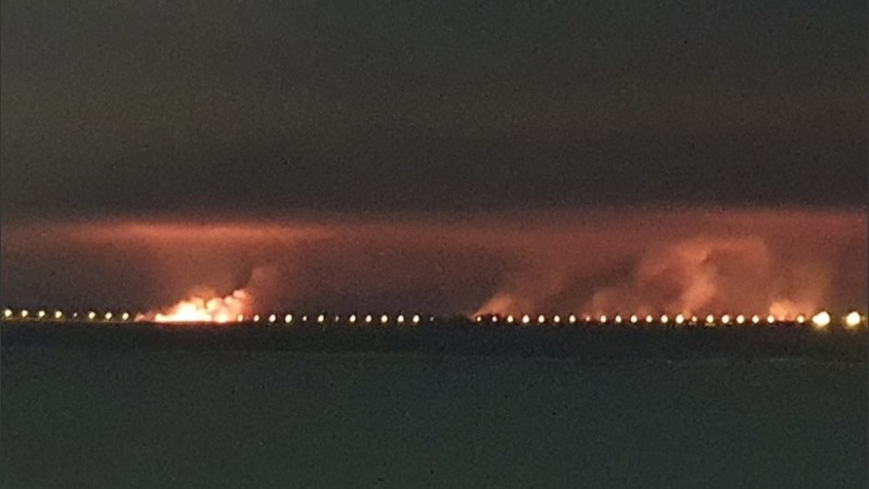 Las llamas persisten en las islas frente a Rosario y Granadero Baigorria.