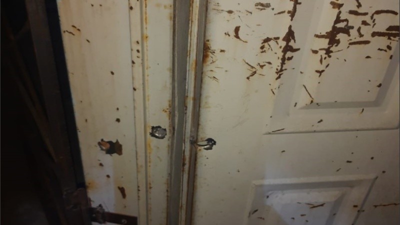 La puerta quedó marcada por los disparos. 