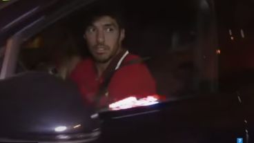 Suárez al salir del restaurante tras la cena con Messi.