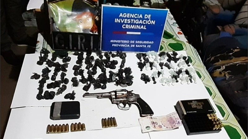 Además de los detenidos, se incautó gran cantidad de material.