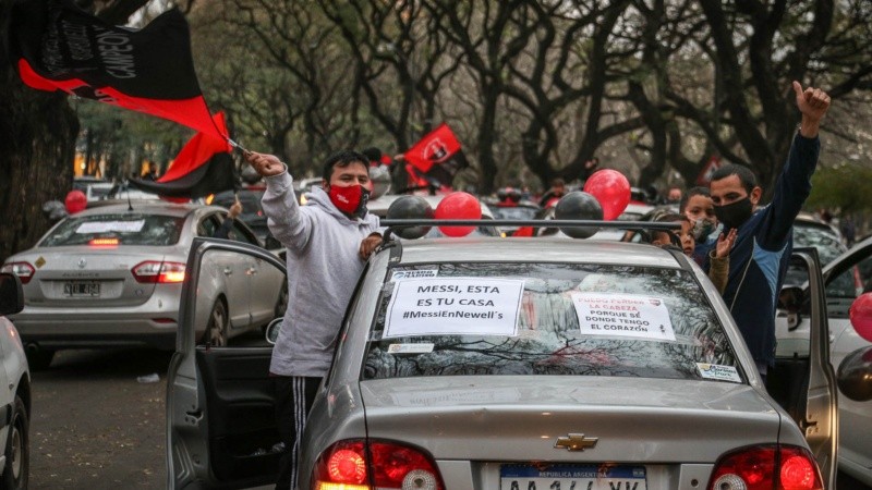 Los hinchas se movilizaron para que Messi vuelva al club.