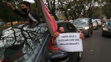 Los hinchas se movilizaron para que Messi vuelva al club.