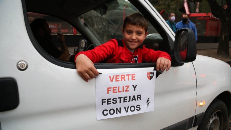 Los hinchas se movilizaron para que Messi vuelva al club.